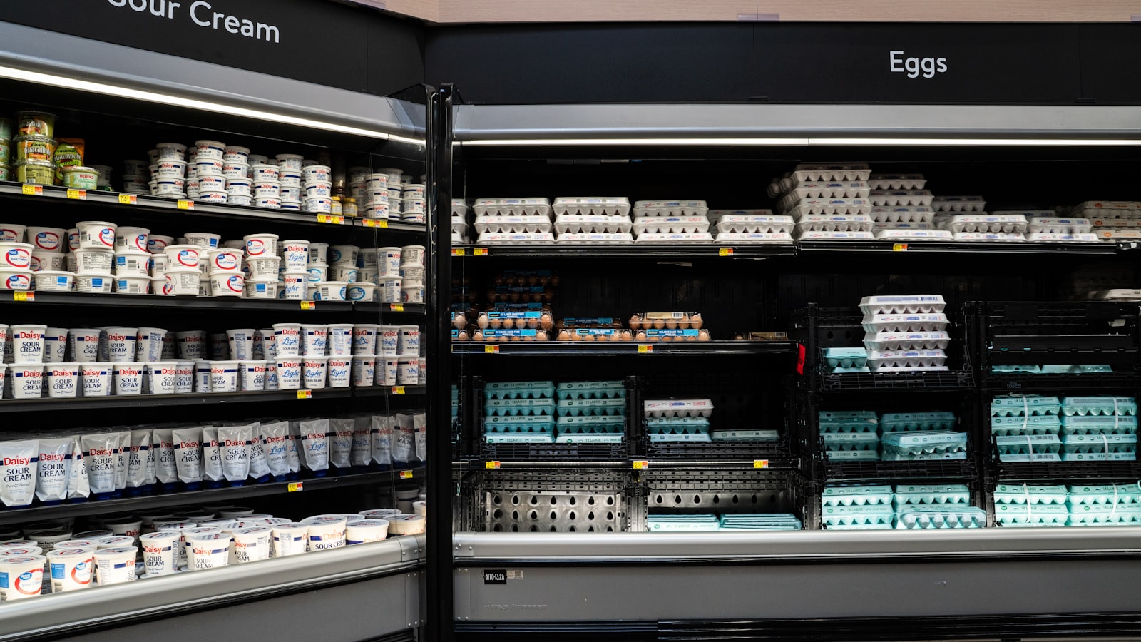 Productos organizados en una vitrina comercial